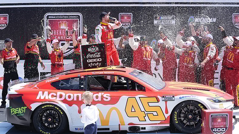 Syndication: The Daily Telegram