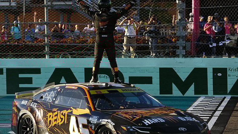 NASCAR: Straight Talk Wireless 400