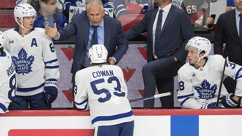NHL: Toronto Maple Leafs gives instructions to Easton Cowan at the bench
