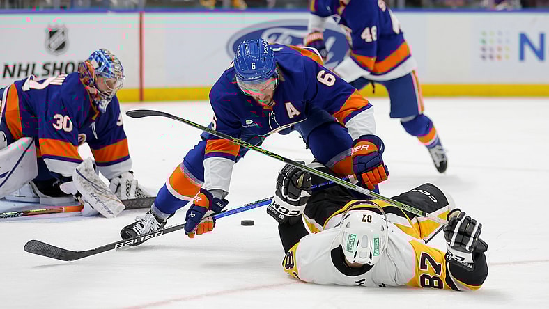 NHL: Pittsburgh Penguins at New York Islanders