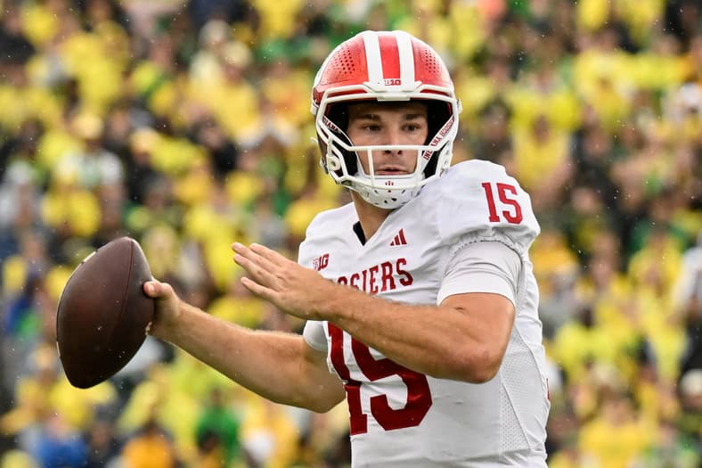 Indiana Hoosiers quarterback Fernando Mendoza