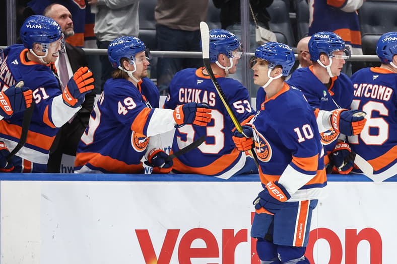 NHL: Toronto Maple Leafs at New York Islanders