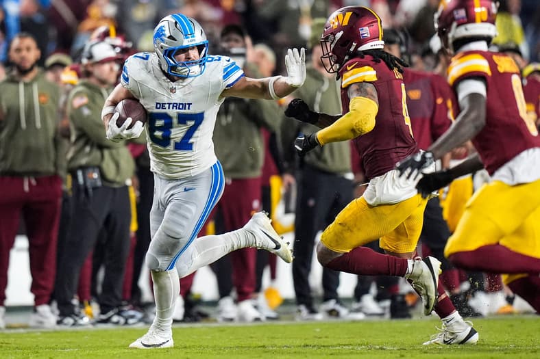 Detroit Lions tight end Sam LaPorta (87) makes a catch against Washington Commanders linebacker Frankie Luvu (4) during the