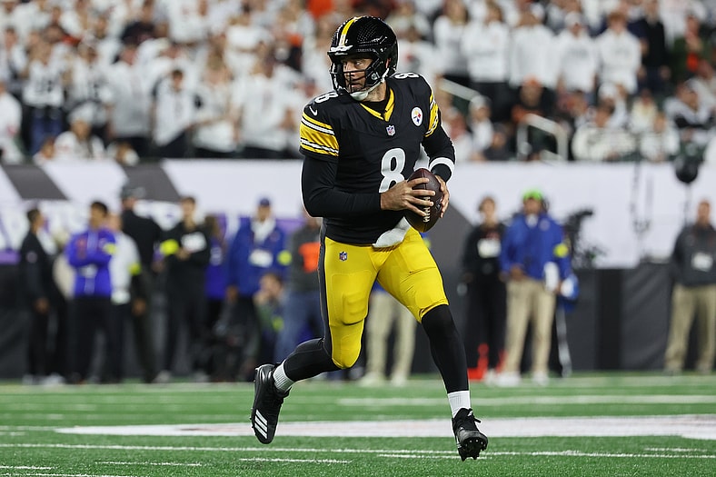 Pittsburgh Steelers quarterback Aaron Rodgers