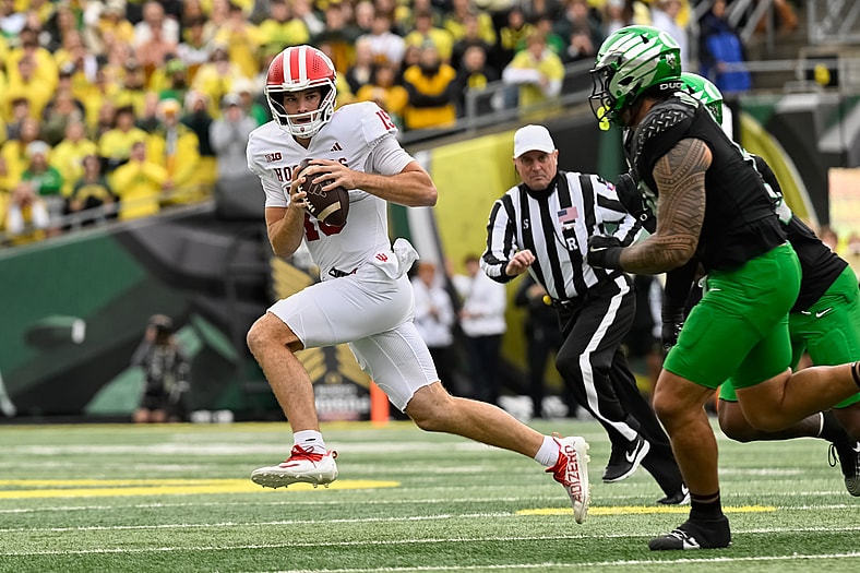 Indiana Hoosiers quarterback Fernando Mendoza