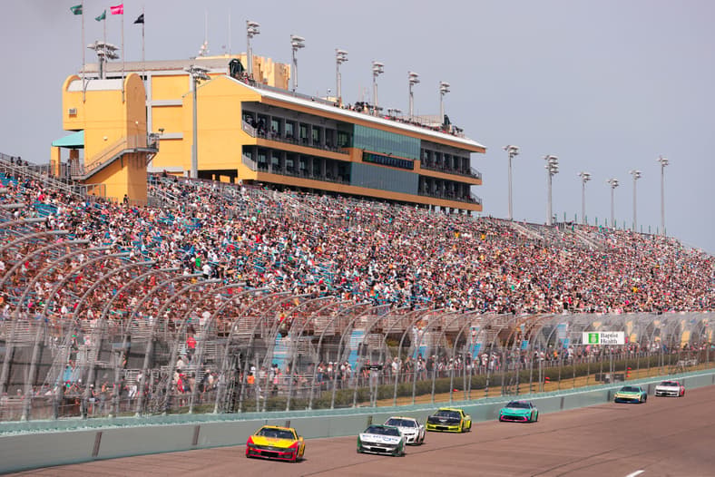 NASCAR: Straight Talk Wireless 400