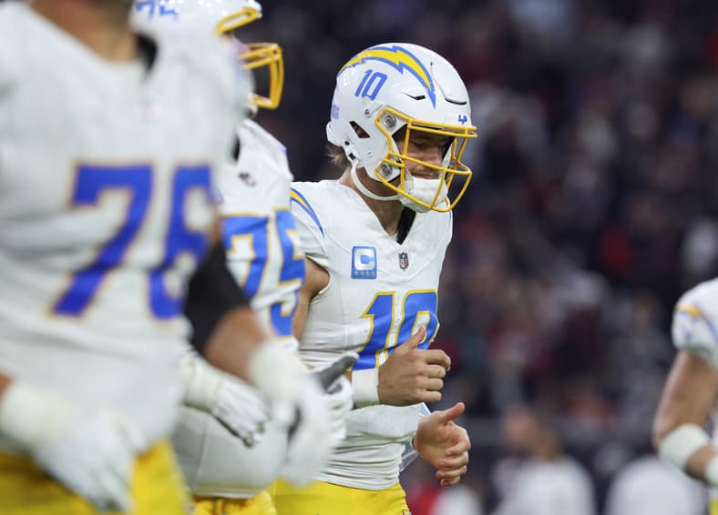 Highest paid NFL players, highest paid NFL quarterbacks