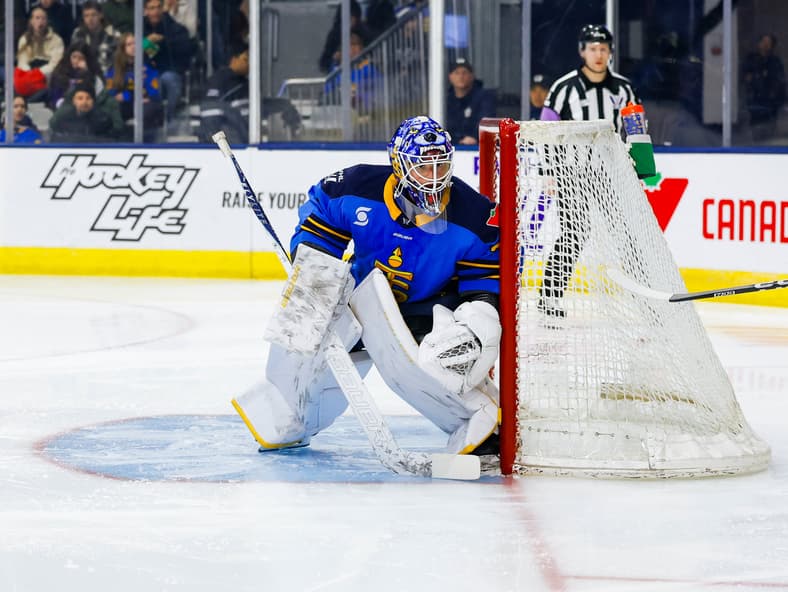 Toronto Sceptres goalie Elaine Chuli in net against the Minnesota Frost.