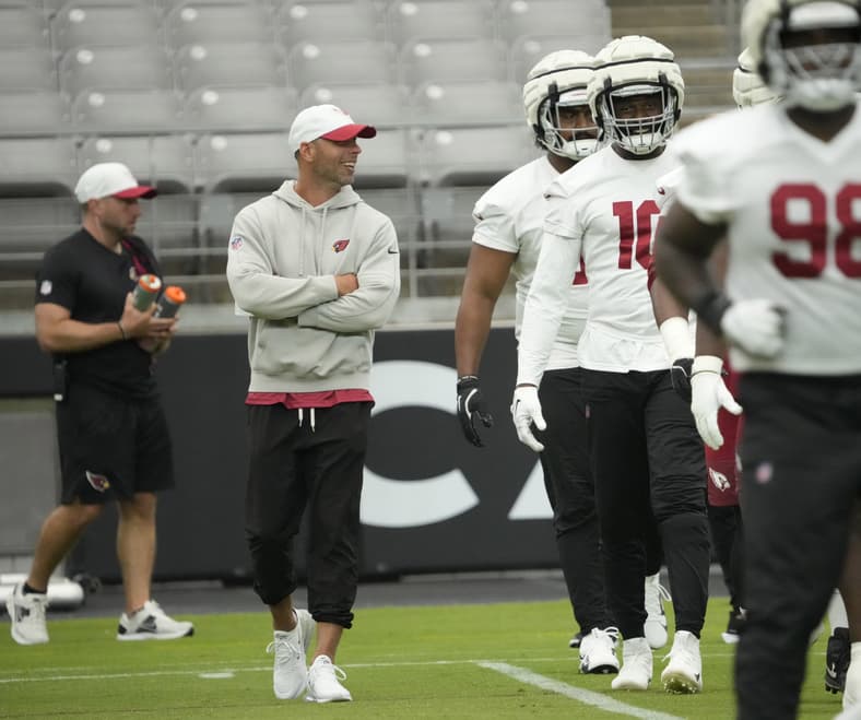Arizona Cardinals head coach Jonathan Gannon talks with linebacker Josh Sweat (10) during training camp at State Farm Stadium on