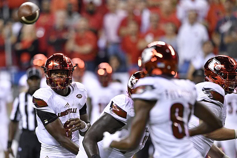 Louisville Cardinals quarterback Lamar Jackson