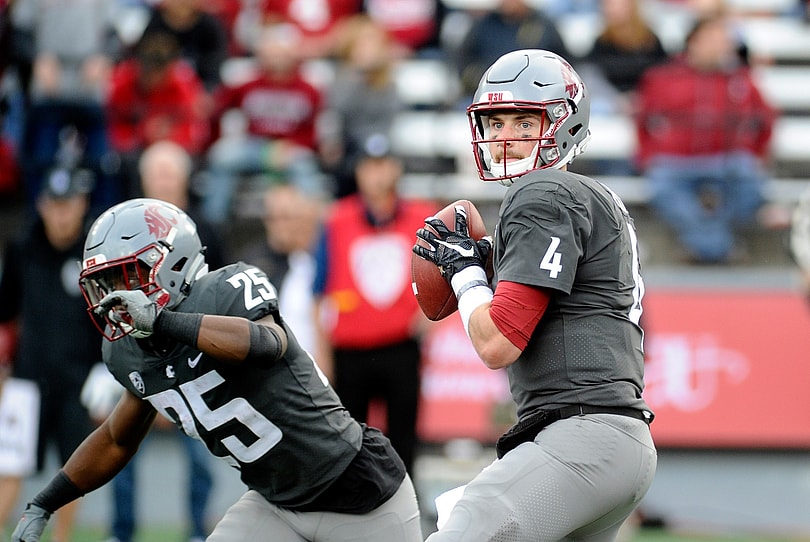 Washington State Cougars quarterback Luke Falk