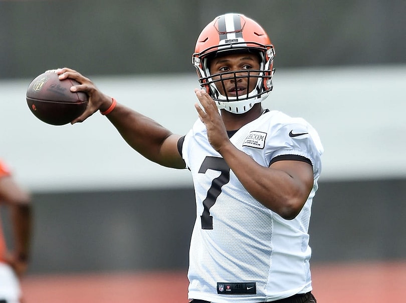 DeShone Kizer throws during Cleveland Browns OTAs